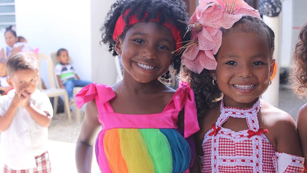 Briana Gómez Mosquera y Mari Cruz lucen sus atuendos del Caribe en la celebración del Día del Niño