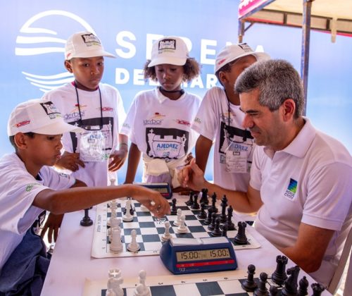 Rafael Simón del Castillo, presidente de Novus Civitas juega una partida de Ajedrez con los niños de la zona norte