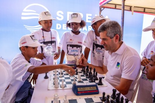 Rafael Simón del Castillo, presidente de Novus Civitas juega una partida de Ajedrez con los niños de la zona norte