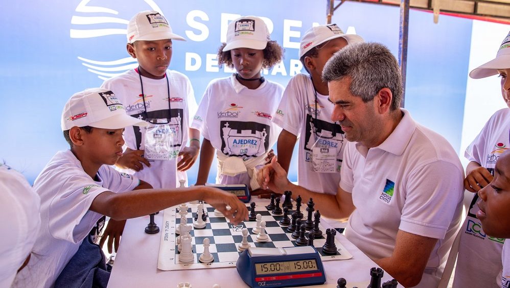 Rafael Simón del Castillo, presidente de Novus Civitas juega una partida de Ajedrez con los niños de la zona norte