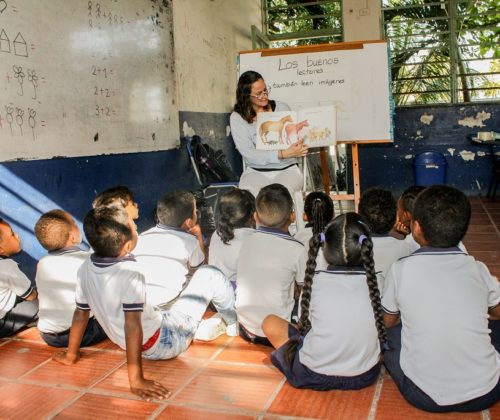 Clase de fortalecimiento de la lectoescritura en la Institución Educativa de Manzanillo del Mar