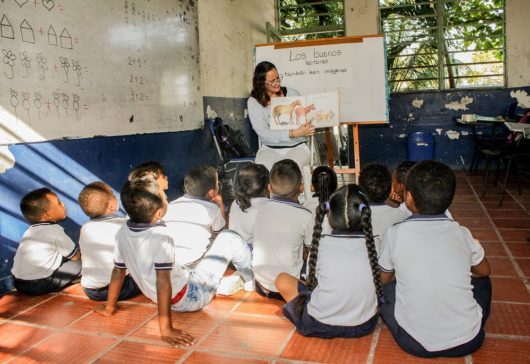 Clase de fortalecimiento de la lectoescritura en la Institución Educativa de Manzanillo del Mar