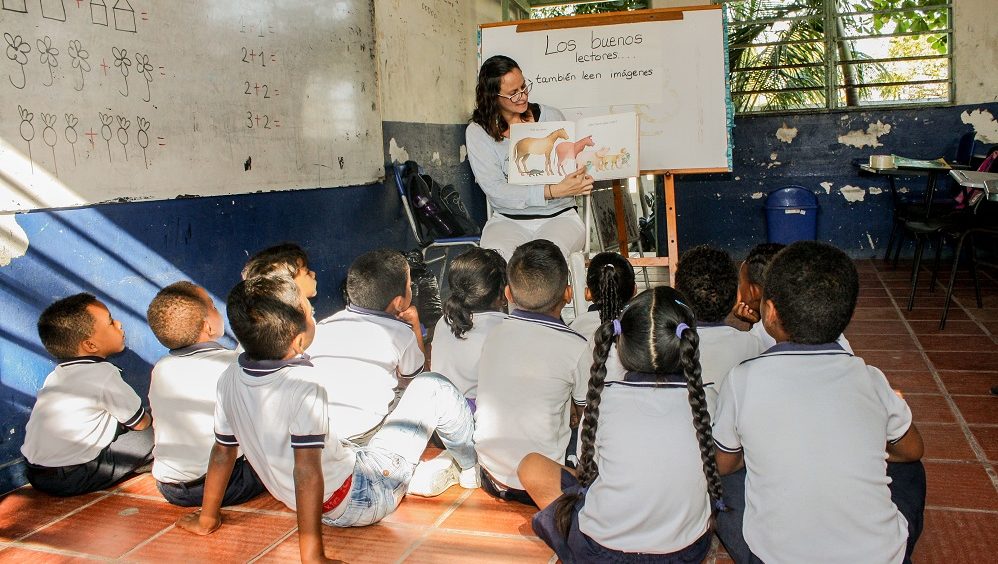 Clase de fortalecimiento de la lectoescritura en la Institución Educativa de Manzanillo del Mar