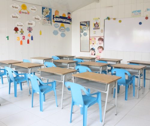 Entrega de nuevo mobiliario para el salón de primaria del colegio de Villa Gloria