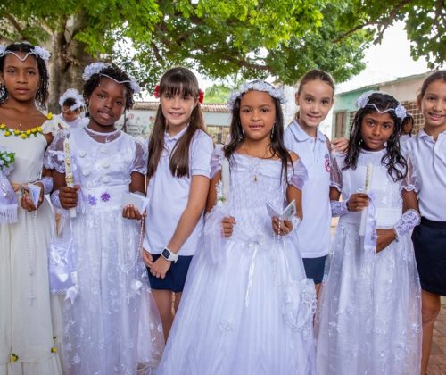 Niñas de la I.E. de Manzanillo del Mar y del Cojowa posan para la cámara de la FSDM