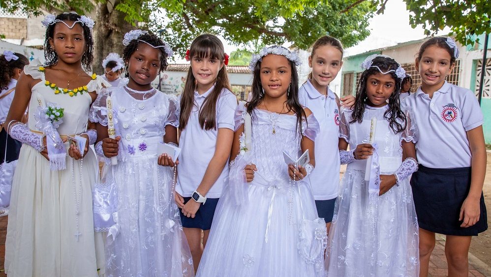 Niñas de la I.E. de Manzanillo del Mar y del Cojowa posan para la cámara de la FSDM