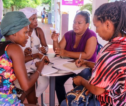 Mujeres de la comunidad en trabajo grupal durante taller sobre el Patrimonio Cultural Intangible