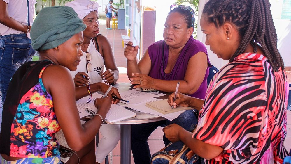 Mujeres de la comunidad en trabajo grupal durante taller sobre el Patrimonio Cultural Intangible