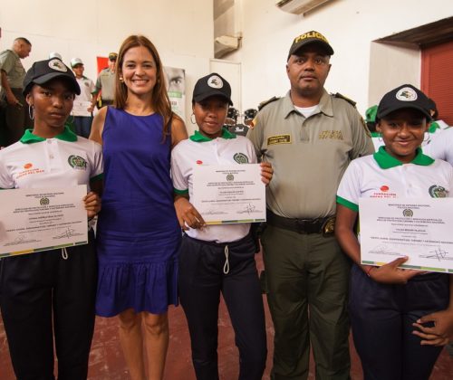 Jóvenes recibiendo el diploma que los acredita como guardianes cívicos