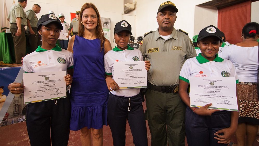 Jóvenes recibiendo el diploma que los acredita como guardianes cívicos