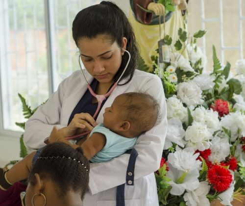 Profesional médico valorando el estado de salud de los más pequeños