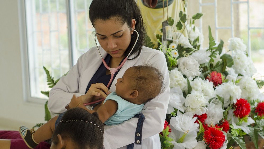 Profesional médico valorando el estado de salud de los más pequeños