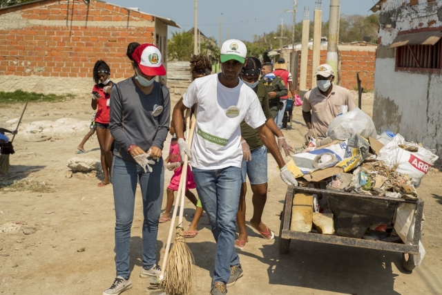 Jornada de sensibilización y limpieza ambiental en la comunidad de Villa Gloria