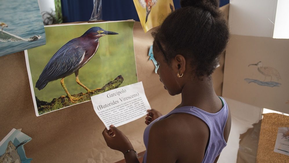 Nicol Esther Moreno durante actividad de Fotomuseo en el Festival de Aves Migratorias