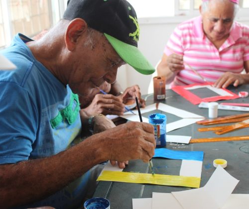 Pedro Iriarte del programa de Adulto Mayor de Manzanillo del Mar durante actividades de fortalecimiento de la motricidad