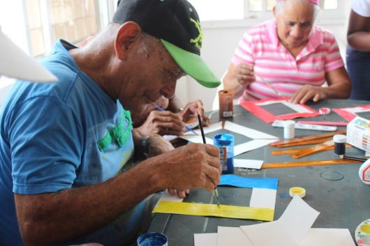 Pedro Iriarte del programa de Adulto Mayor de Manzanillo del Mar durante actividades de fortalecimiento de la motricidad