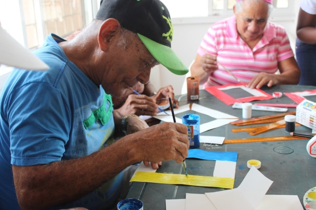 Pedro Iriarte del programa de Adulto Mayor de Manzanillo del Mar durante actividades de fortalecimiento de la motricidad.