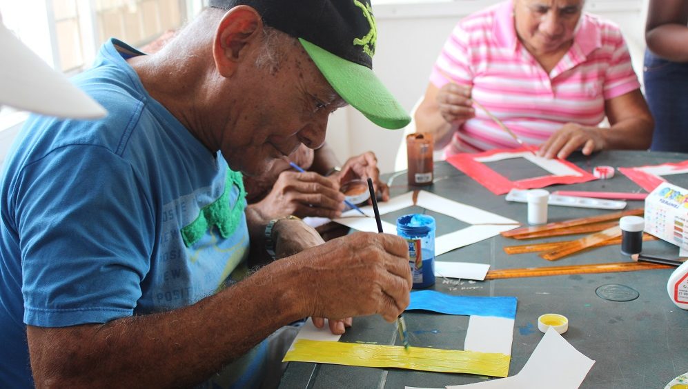 Pedro Iriarte del programa de Adulto Mayor de Manzanillo del Mar durante actividades de fortalecimiento de la motricidad