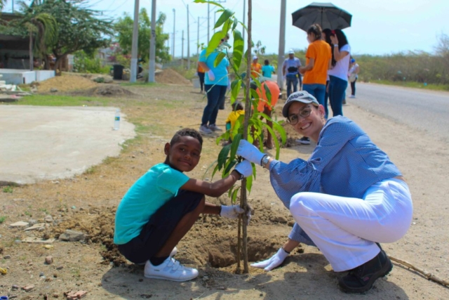 Francisco González del programa Expresarte y Dolly Herrera Maldonado, Gerente Jurídica de Novus Civitas presentes la jornada de siembra de árboles frutales en la comunidad.