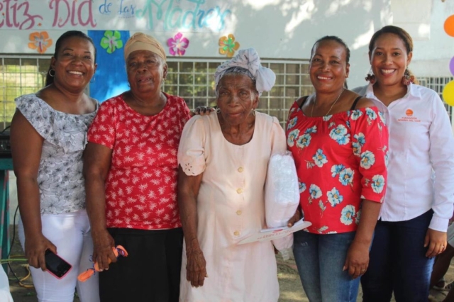Yerselis Batista, Rosa Polo, Bertha Polo, Emilda Meza y Maria Carolina Herrera presentes en la celebración del Día de las Madres.