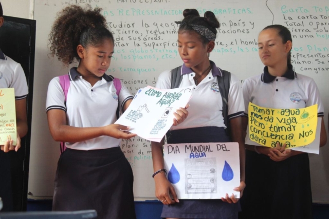 jóvenes del programa Verde Vivo sensibilizan a la comunidad educativa sobre el uso eficiente del agua.