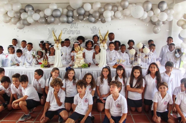 La primera comunión, es un espacio de integración que viven los niños de Manzanillo del Mar con estudiantes de Fundación Cojowa.