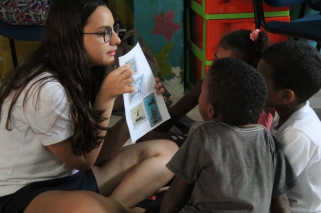 La lectura de imágenes es una de las estrategias utilizadas por Fundación Cojowa y el grupo Interact para el fomento de la lectura en los niños.