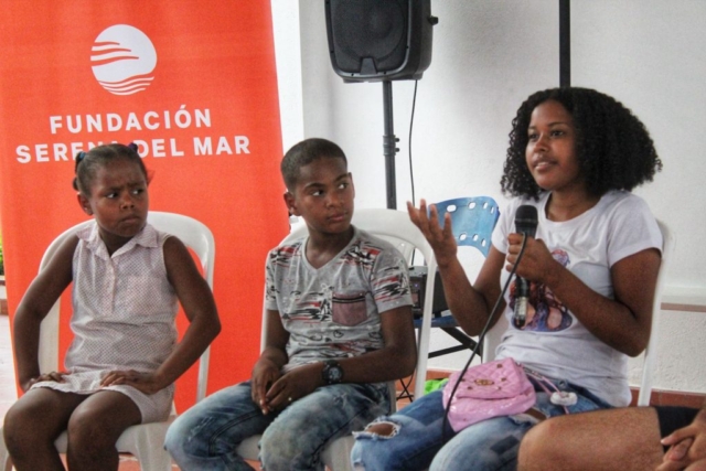 Niños de Villa Gloria durante su intervención de como es el proceso de siembra de mangle en su comunidad.