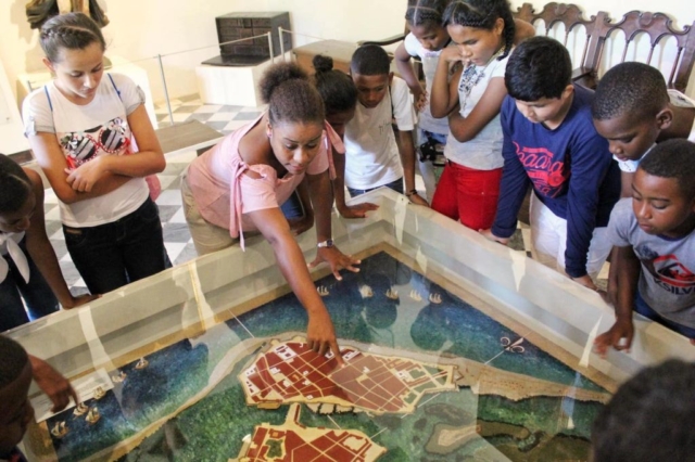 jóvenes líderes de Manzanillo del Mar en su recorrido por el museo del caribe.