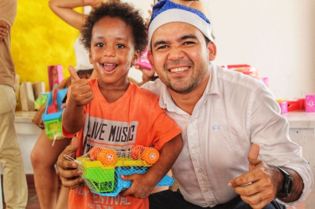 Víctor Batista del CDI disfrutando de su regalo de navidad junto a voluntarios de Novus Civtias.