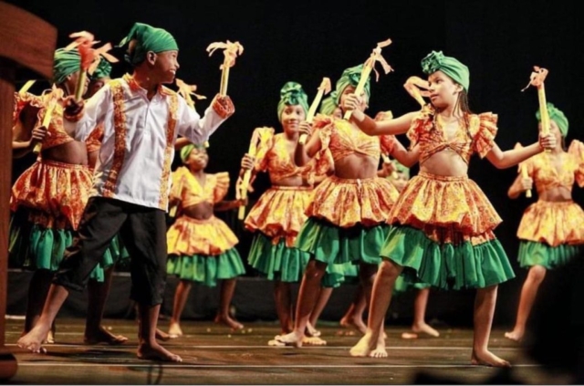 Presentación de la danza seresese  en el marco del proyecto “Biblioteca: Arte + Cultura, estrategia para el cambio social”.