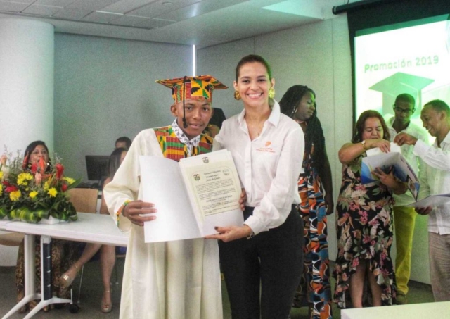 Jesús David González Vega, recibe diploma de bachiller de parte de Isabel Mathieu, directora social de la fundación.