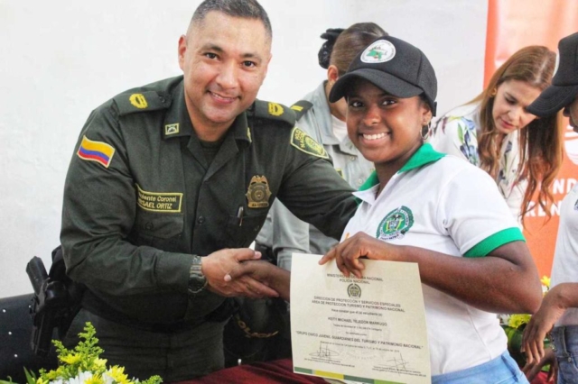 Leity Tejedor, recibe su certificado como guardian del turismo de la mano del Coronel de la Policia Misael Ortiz
